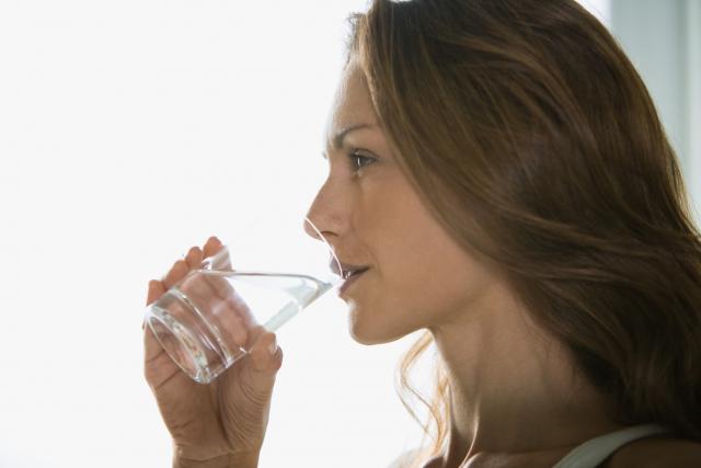 Zašto ovog jutra prvo treba da popijete čašu mlake vode
